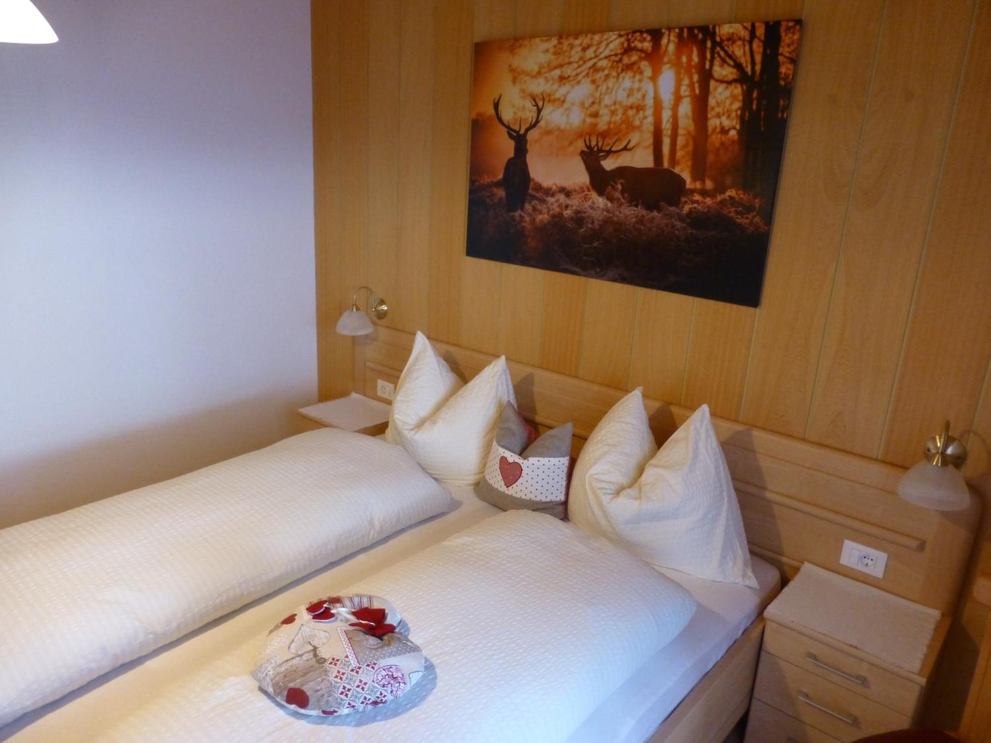 Garni Helfer Bed & Breakfast Dobbiaco Exterior photo