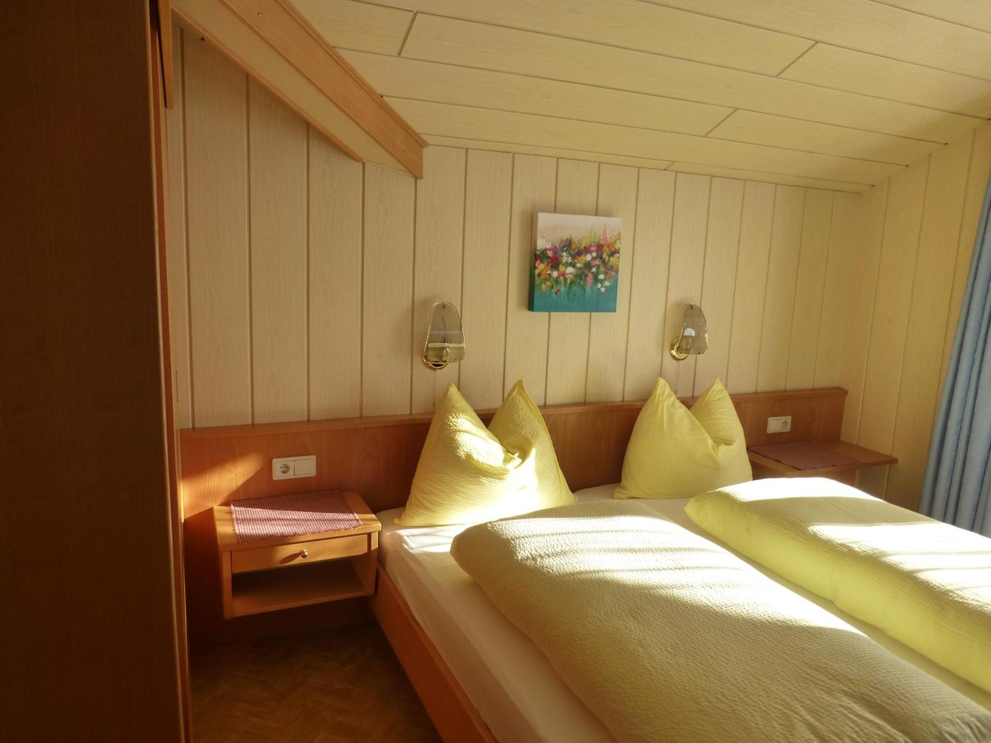 Garni Helfer Bed & Breakfast Dobbiaco Exterior photo
