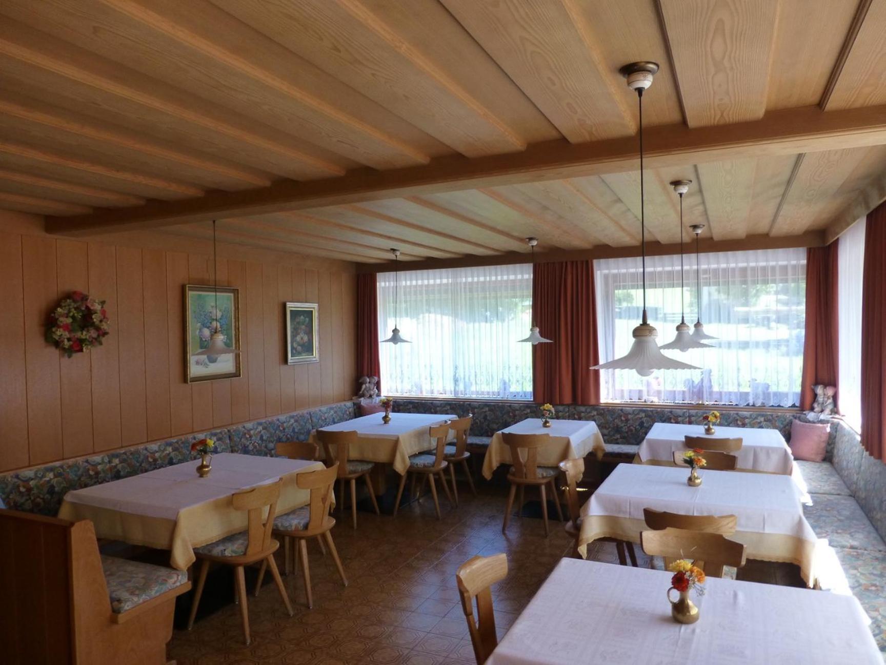 Garni Helfer Bed & Breakfast Dobbiaco Exterior photo