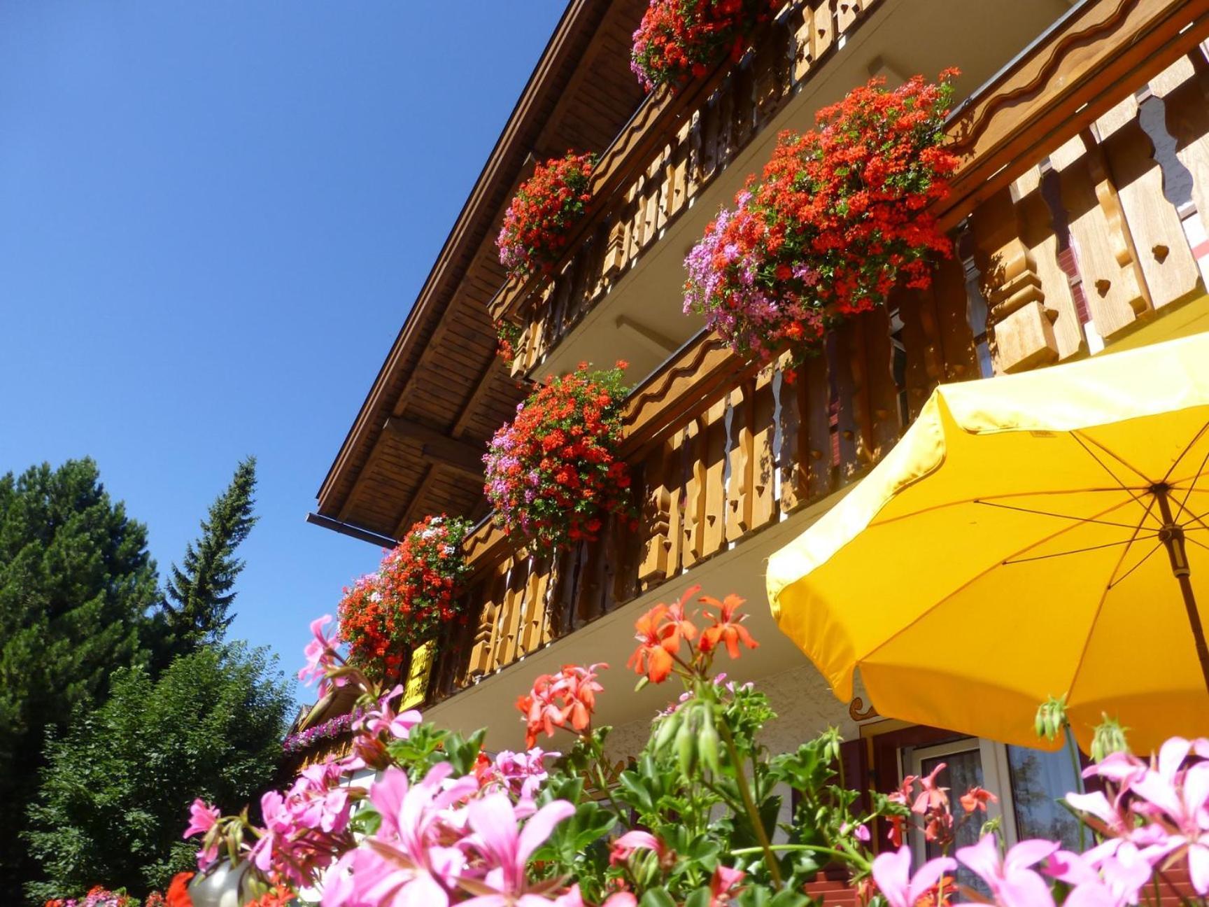 Garni Helfer Bed & Breakfast Dobbiaco Exterior photo