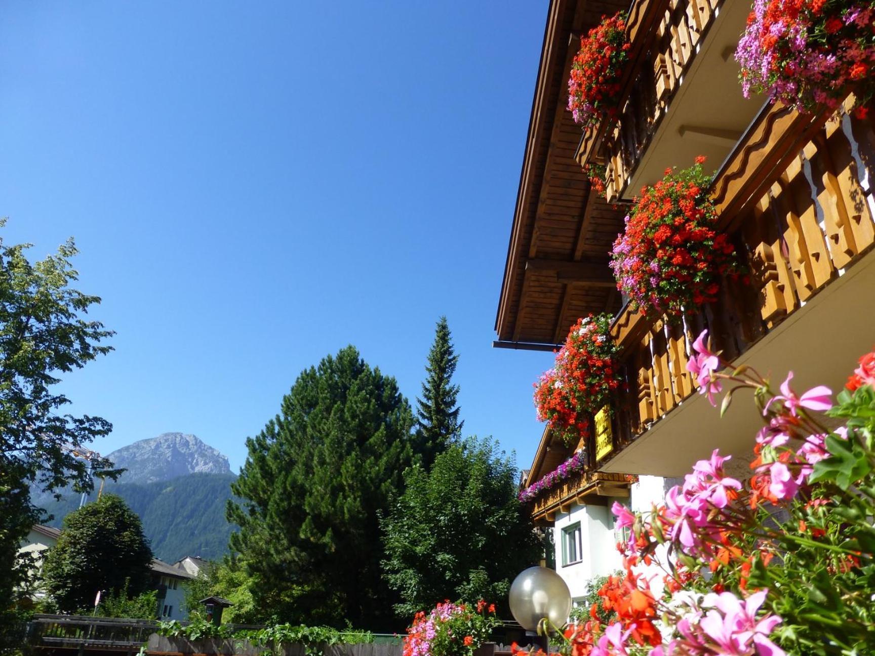 Garni Helfer Bed & Breakfast Dobbiaco Exterior photo