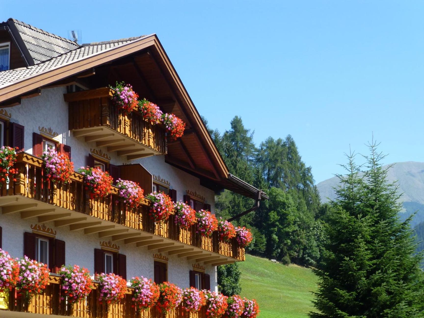 Garni Helfer Bed & Breakfast Dobbiaco Exterior photo